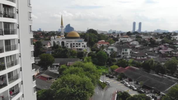 Vista Drone Mesquitas Muçulmanas Casas Tradicionais Cercadas Por Vegetação — Vídeo de Stock
