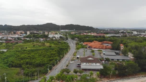 Drone Vista Hermosa Ciudad Verde Tropical Con Pequeñas Casas Seguir — Vídeos de Stock