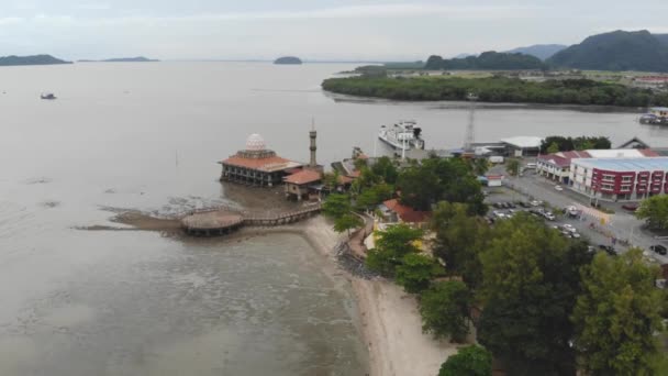 Drone Vista Coloridas Casas Zonas Verdes Cerca Del Mar — Vídeos de Stock
