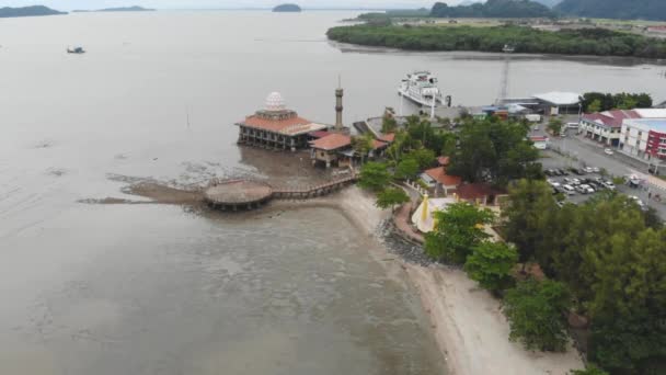 Drone Vista Mezquita Flotante Casas Colores Cerca Del Mar — Vídeos de Stock