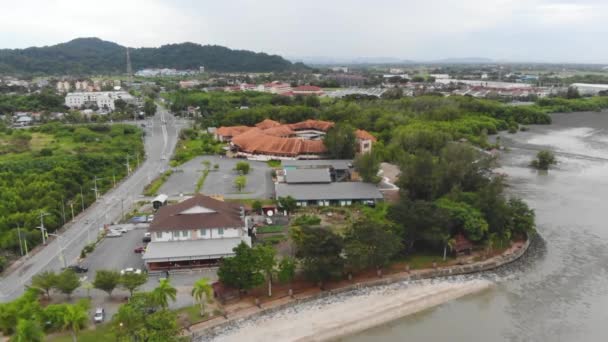 Casas Cerca Verdor Kuala Perlis Retrocediendo — Vídeos de Stock