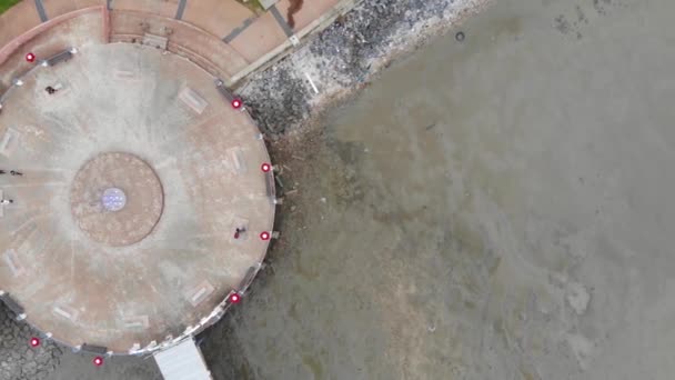 Drone Widok Ludzi Spacerujących Głównym Punkcie Centrum Kuala Perlis Molo — Wideo stockowe
