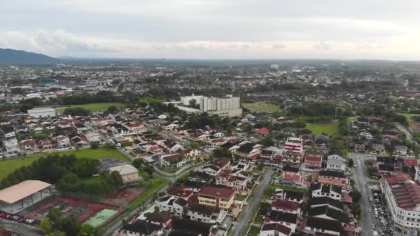 Luchtfoto Uitzicht Stad Van Kleurrijke Huizen Buurt Groen Achteruit Bewegen — Stockvideo