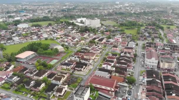 Drone Άποψη Της Πόλης Των Πολύχρωμα Σπίτια Γύρω Από Ξενοδοχείο — Αρχείο Βίντεο