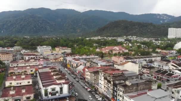 Drone Uitzicht Kleurrijke Huizen Buurt Tropisch Groen Bergen — Stockvideo