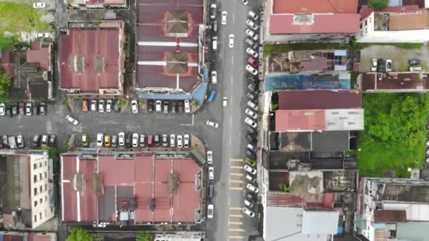 Drone Vista Los Coches Estacionados Fuera Las Casas Durante Día — Vídeo de stock