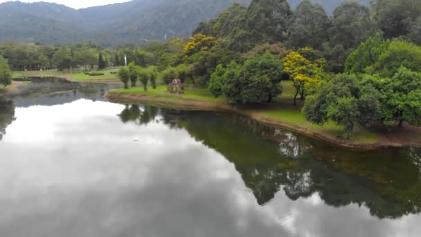 Αεροφωτογραφία Της Λίμνης Taiping Γύρω Από Ξενοδοχείο Πράσινο Κινείται Προς — Αρχείο Βίντεο