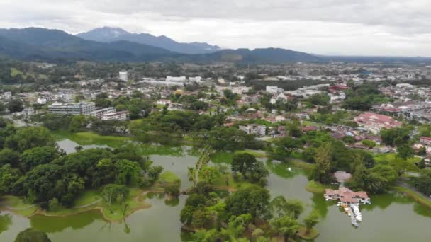Vista Aérea Las Montañas Vegetación Tropical Lago Malasia — Vídeos de Stock