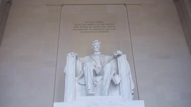 Man Taking Picture Abraham Lincoln Statue Tilt — Stockvideo