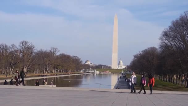 People Walking Water Source Monument Static — Video Stock