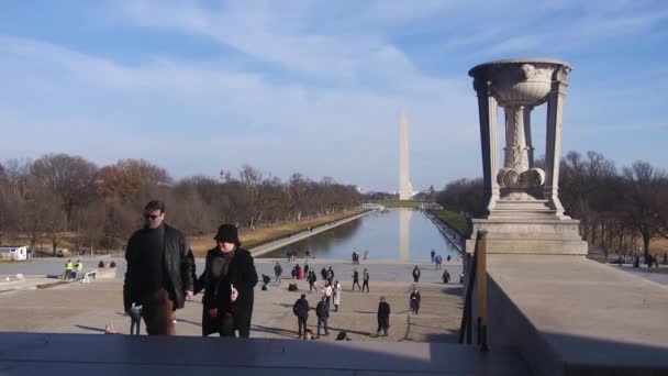 People Walking Stairs Pillar Water Source Monument Static — Stok video