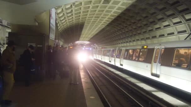 Subway Arriving Station People Waiting Static — стоковое видео
