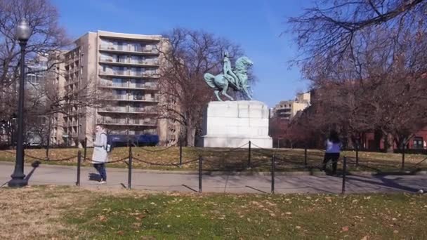 Жінка Ходить Біля Статуї Парку Статична — стокове відео