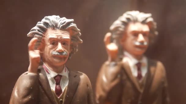 Albert Einstein Moving Figurine Showcase Static — ストック動画