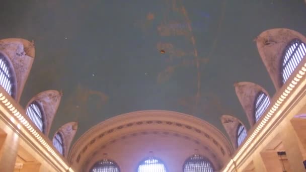 Blue Ceiling Crowded Grand Central Train Station Windows Tilt — Stockvideo