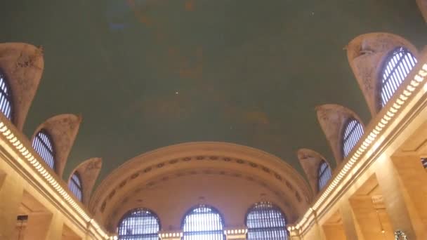 Ceiling People Grand Central Train Station Tilt — стоковое видео
