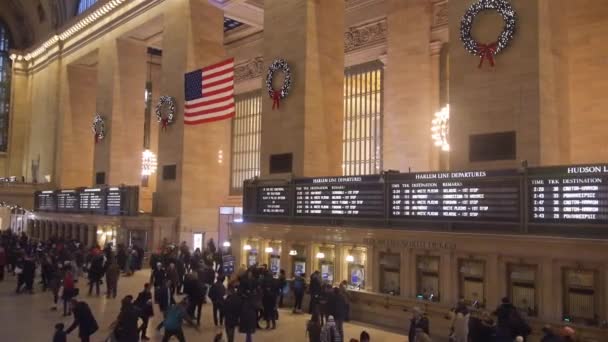 Christmas Decorations American Flag Crowded Grand Central Train Station Static — Vídeos de Stock