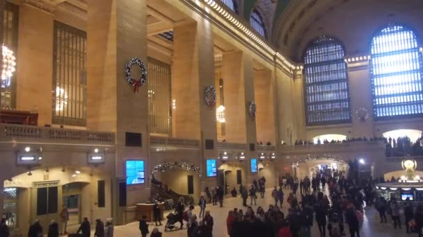 Christmas Decorations Crowded Grand Central Train Station Walls Static — ストック動画