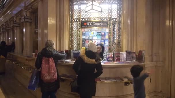 Family Buying Tickets Grand Central Tourism Desk Static — Stockvideo