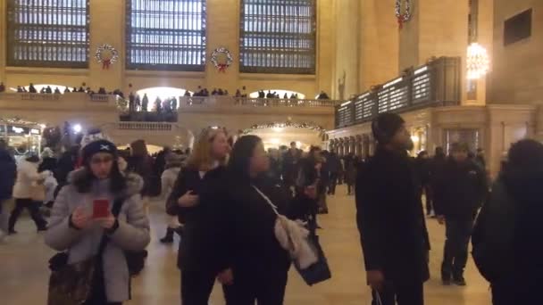 Group Friends Walking Grand Central Train Station Pan Right Left — Wideo stockowe