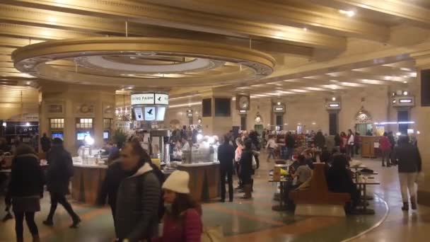 Information Desk Surrounded People Grand Central Train Station Static — Stockvideo