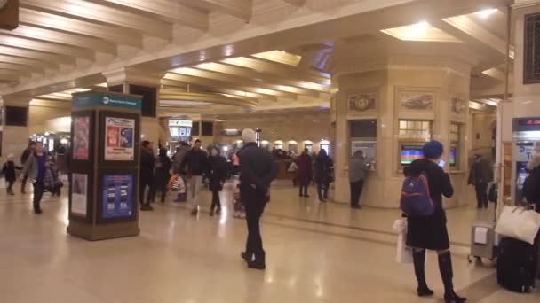 People Grand Central Train Station Clock Pan Right Left — Vídeos de Stock