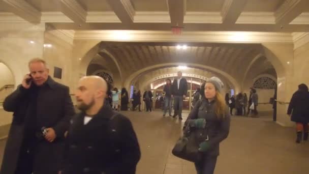 People Grand Central Train Station Exit Sign Static — ストック動画