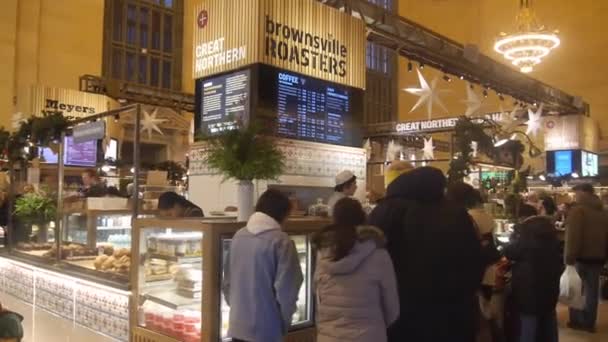 People Food Stand Grand Central Train Station Pan Right Left — Stock video