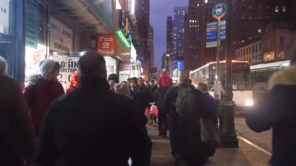 People Walking Busy Street Bus Stop Static — стоковое видео
