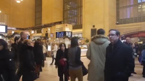 People Walking Grand Central Station Pan Right Left — стокове відео