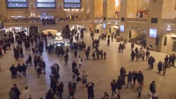 People Walking Grand Central Station Pan Right Left — стокове відео