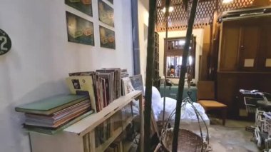 Kitaplık ve kahverengi dolaplar bir odada