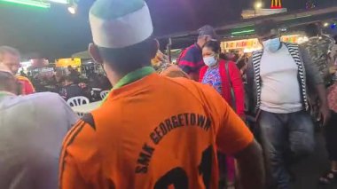 Akşamları kalabalık bir restoranda yemek yiyen aileler