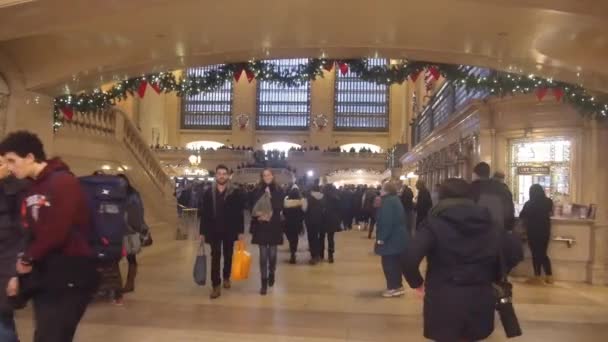 People Walking Grand Central Train Station Christmas Decorations Static — стокове відео