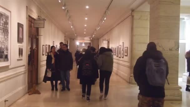 People Walking Hall Watching Exposition Static — Vídeos de Stock