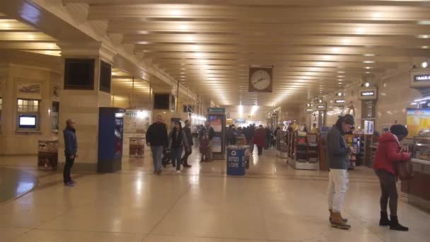 People Walking Grand Central Train Station Clock Static — Stock video