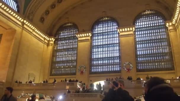 Person Taking Picture Grand Central Train Station Tilt — Stok video