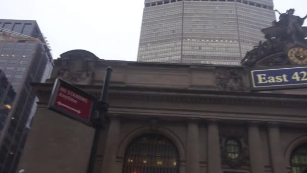Street Directions Front Grand Central Terminal Pan Left Right — Stok video