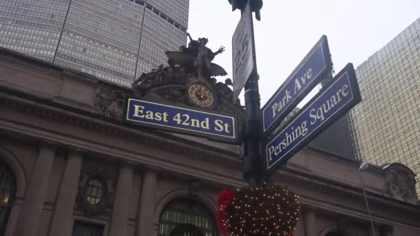 Street Directions Front Grand Central Terminal Static — Stock video