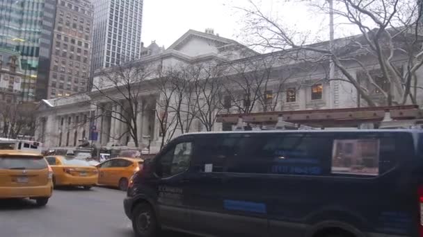 Taxis Cars Road Surrounded Buildings Pan Right Left — Stockvideo