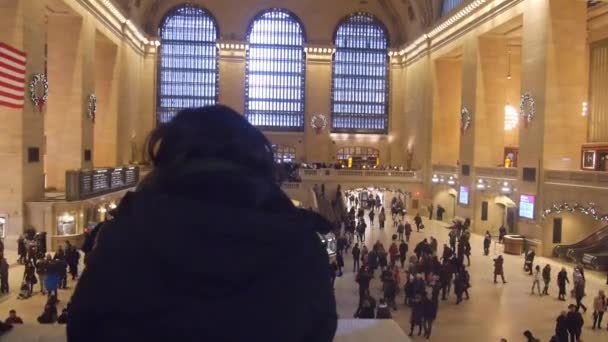 Woman Black Jacket Looking Crowded Grand Central Train Station Static — Stockvideo