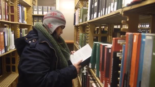 Woman Reading Book Shelves Library Slide Forward — ストック動画