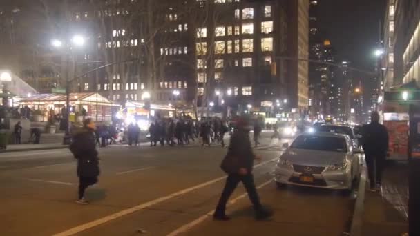 People Crossing Road Night Pan Right Left — Stockvideo