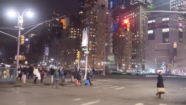 People Crossing Road Front Buildings Pan Right Left — Stockvideo