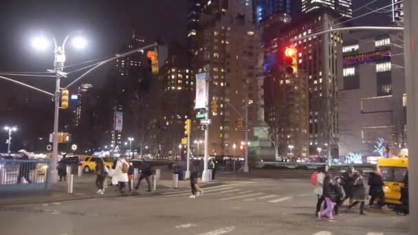 People Zebra Crossing Red Light Night Static — Stockvideo