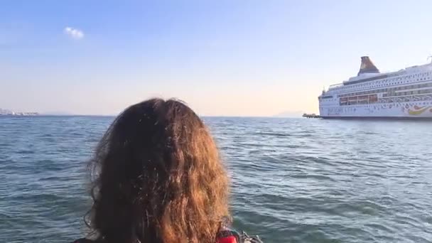 Denizdeki Bir Teknede Gezen Eğlenen Bir Kız — Stok video