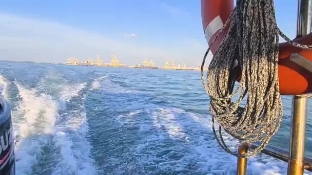 Вдень Човен Пливе Блакитному Морі — стокове відео