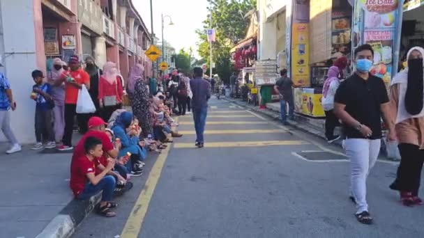 Ludzie Czekający Chodzący Pobliżu Lodziarni Drodze — Wideo stockowe