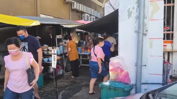 Mujeres Pie Cerca Puesto Pequeño Mercado — Vídeo de stock