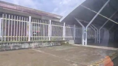 Trenin Malezya 'daki istasyonuna varış penceresi görüntüsü
